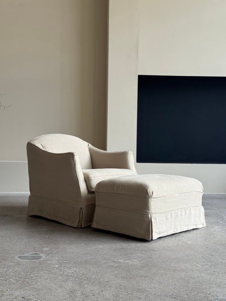 Furniture upholstered with 9140-02