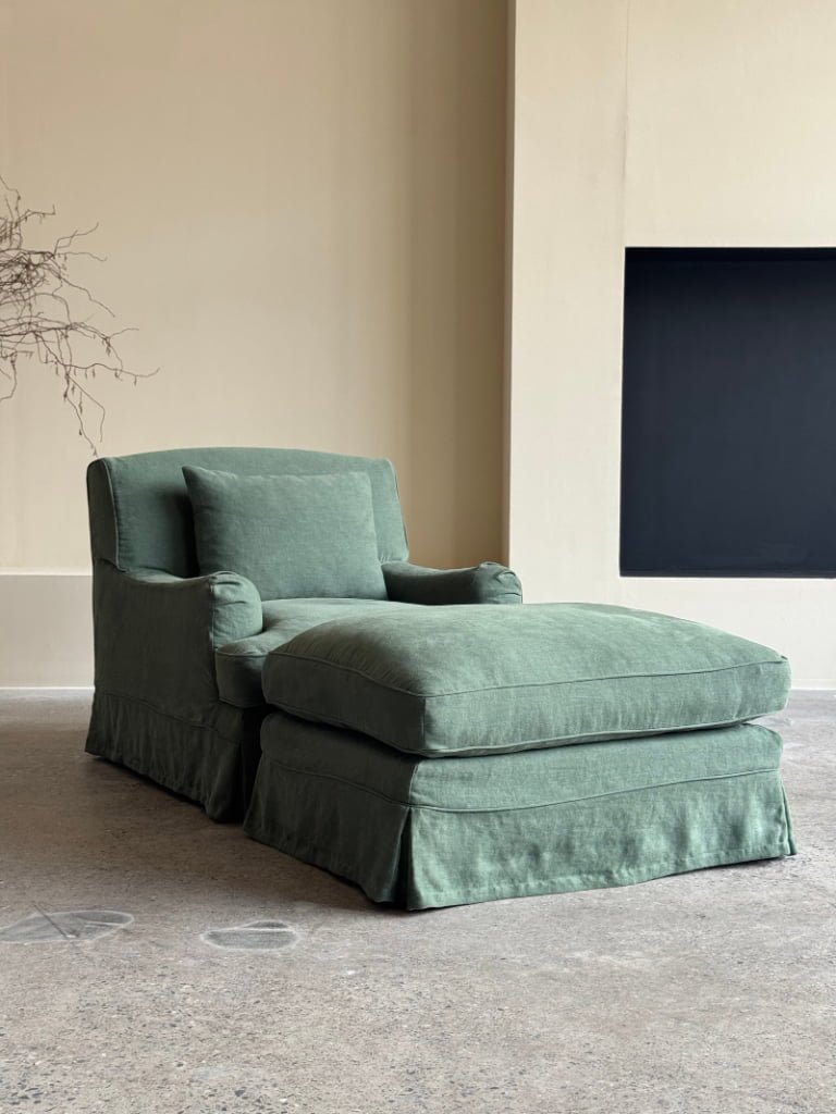 Furniture upholstered with 9140-05